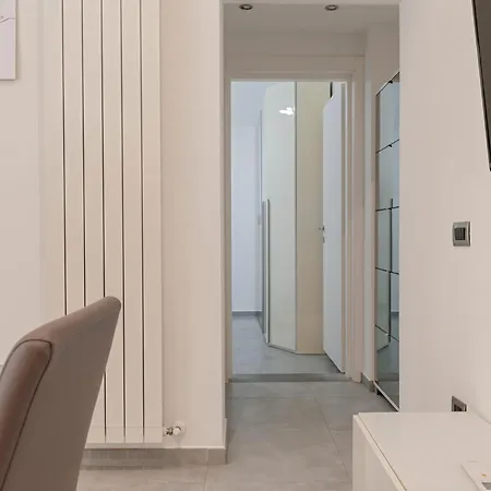 Homiday - Grey - Free Parking Apartment Collesalvetti