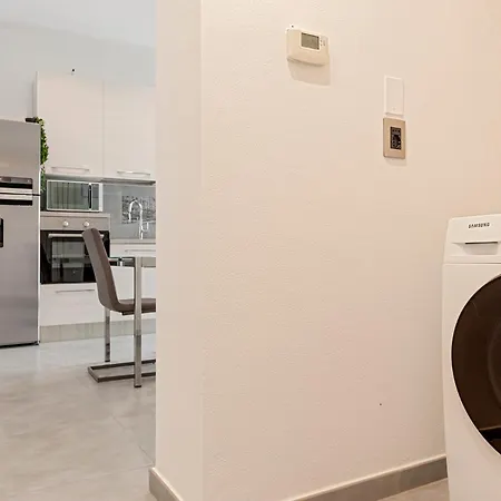 Homiday - Grey - Free Parking Apartment